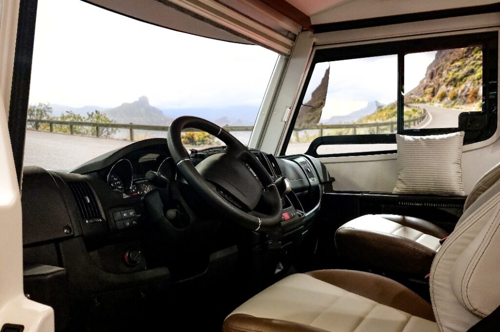 Camper-Interieur und Sommer-Autofahrt Zeit
