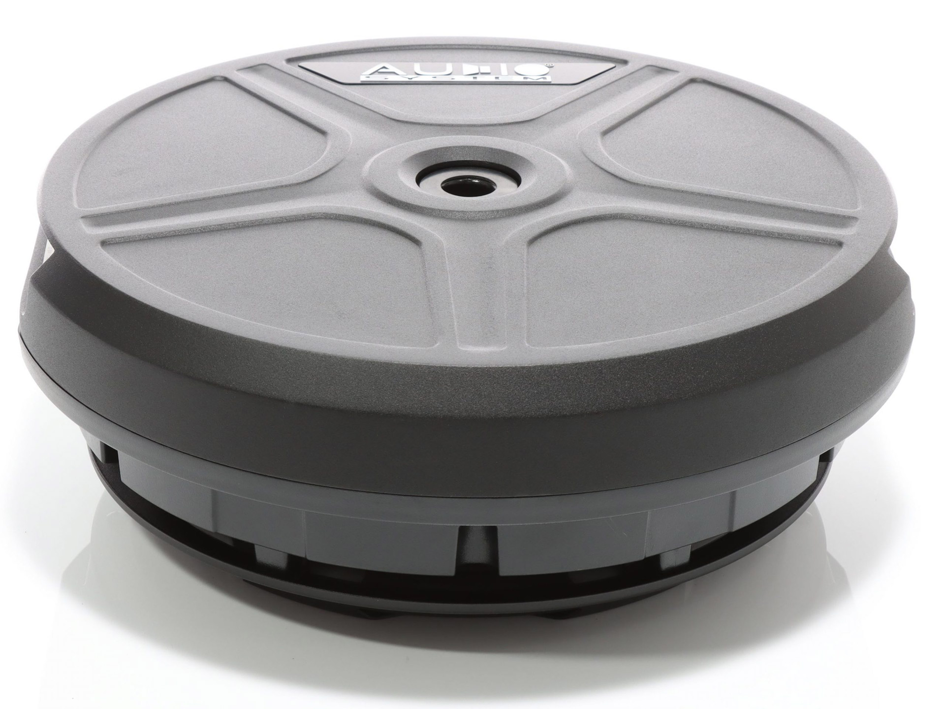 Runder schwarzer Lautsprecher mit mattem Gehäuse und silbernem Audio-Logo oben